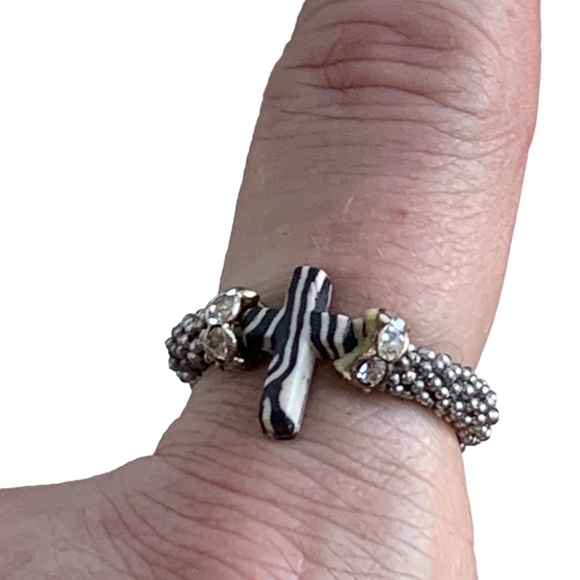 Zebra Print Stretch Cross Ring Silver Tone Women’s Costume Jewelry Animal Print - Picture 2 of 5
